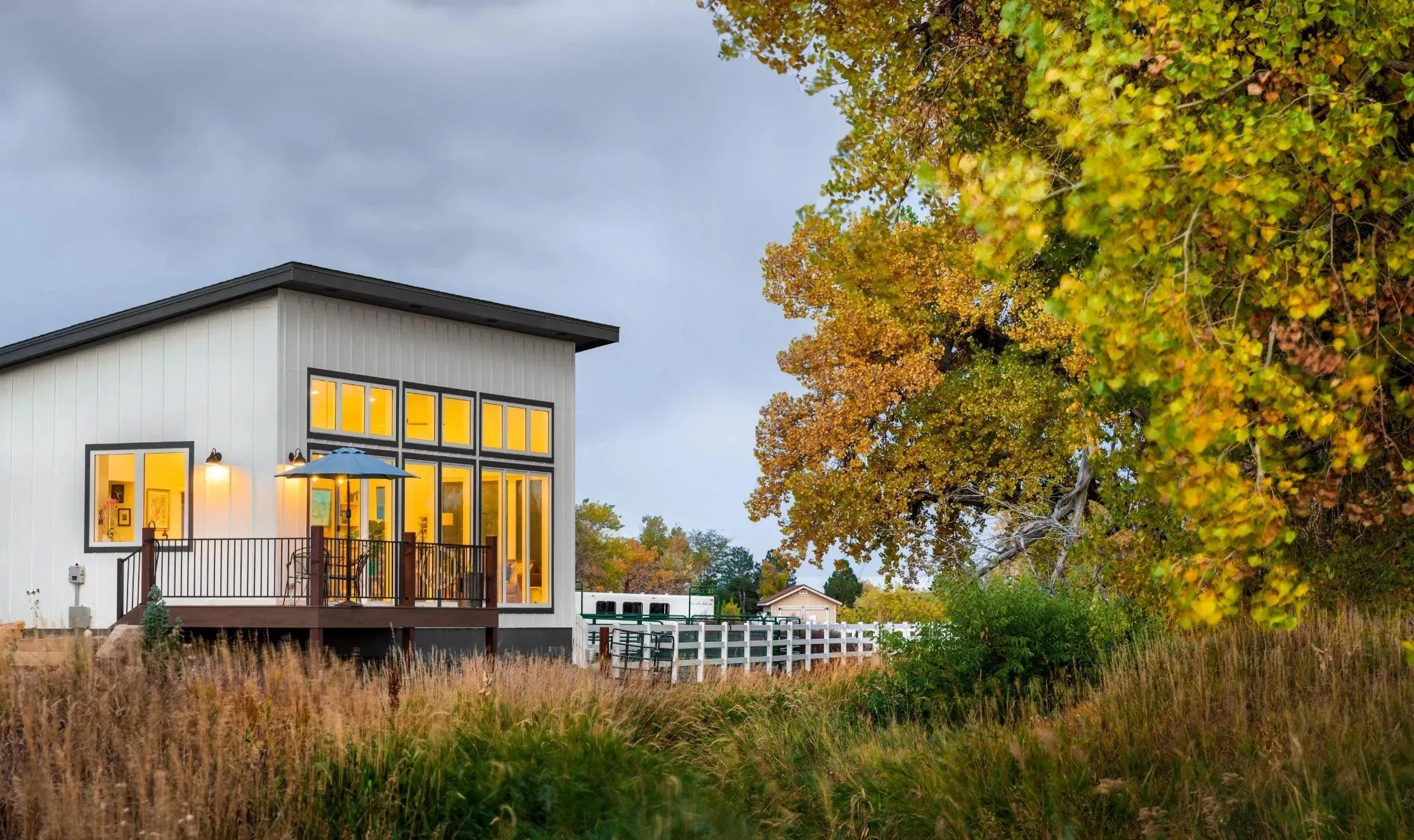 Cozy 1-Bedroom Retreat with Charming Porches