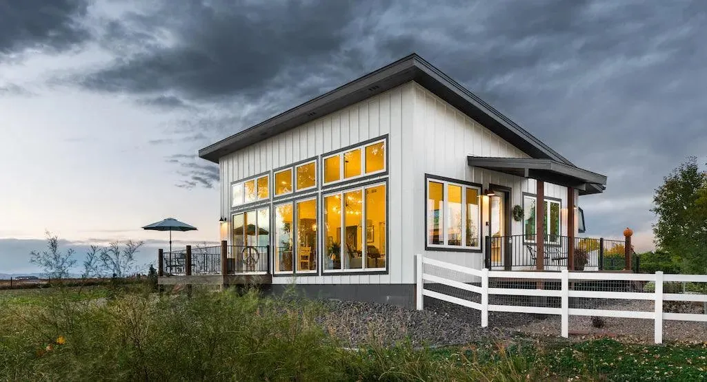 Cozy 1-Bedroom Retreat with Charming Porches