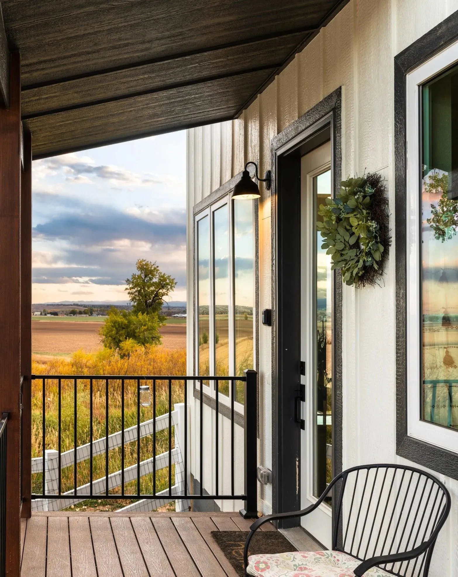 Cozy 1-Bedroom Retreat with Charming Porches