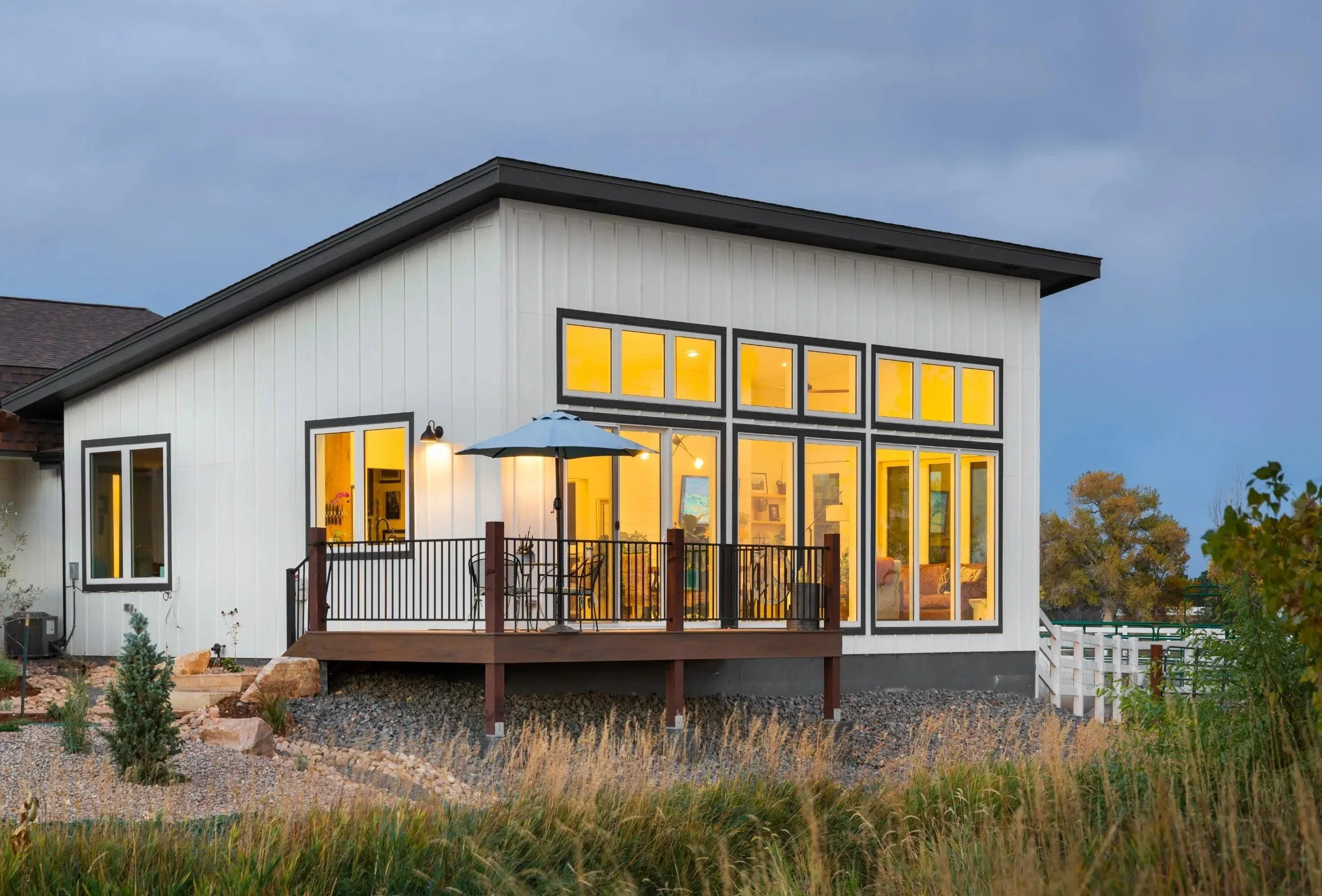 Cozy 1-Bedroom Retreat with Charming Porches