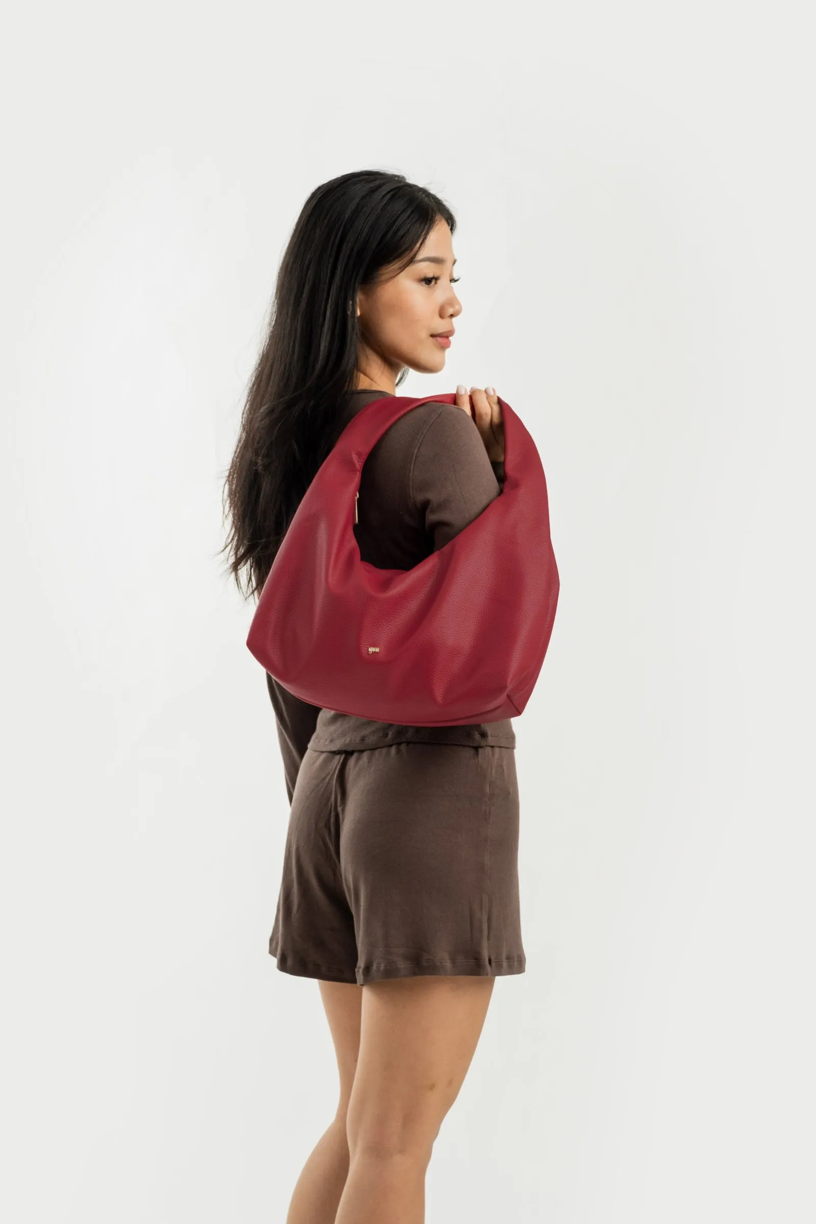 [ON HAND] Medium Hobo Bag in Chili (Heavy Pebbled)