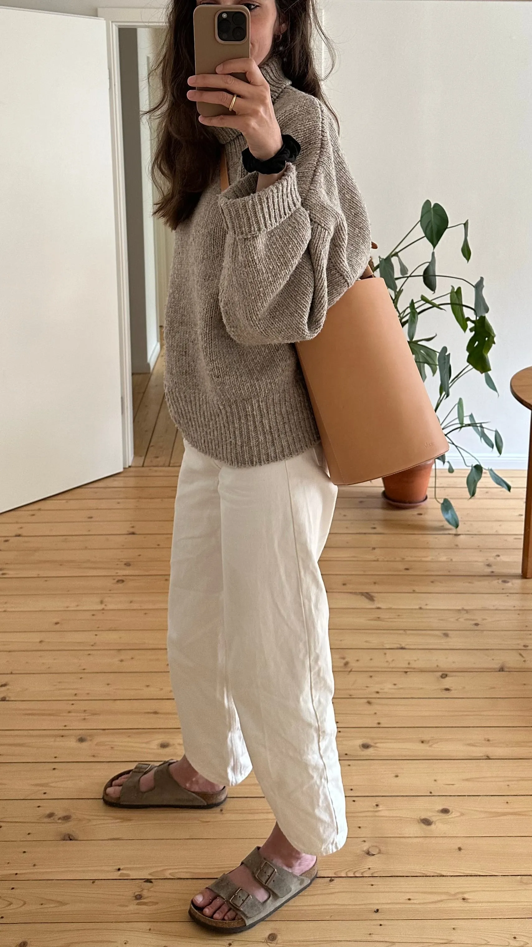 Round leather bucket bag brown