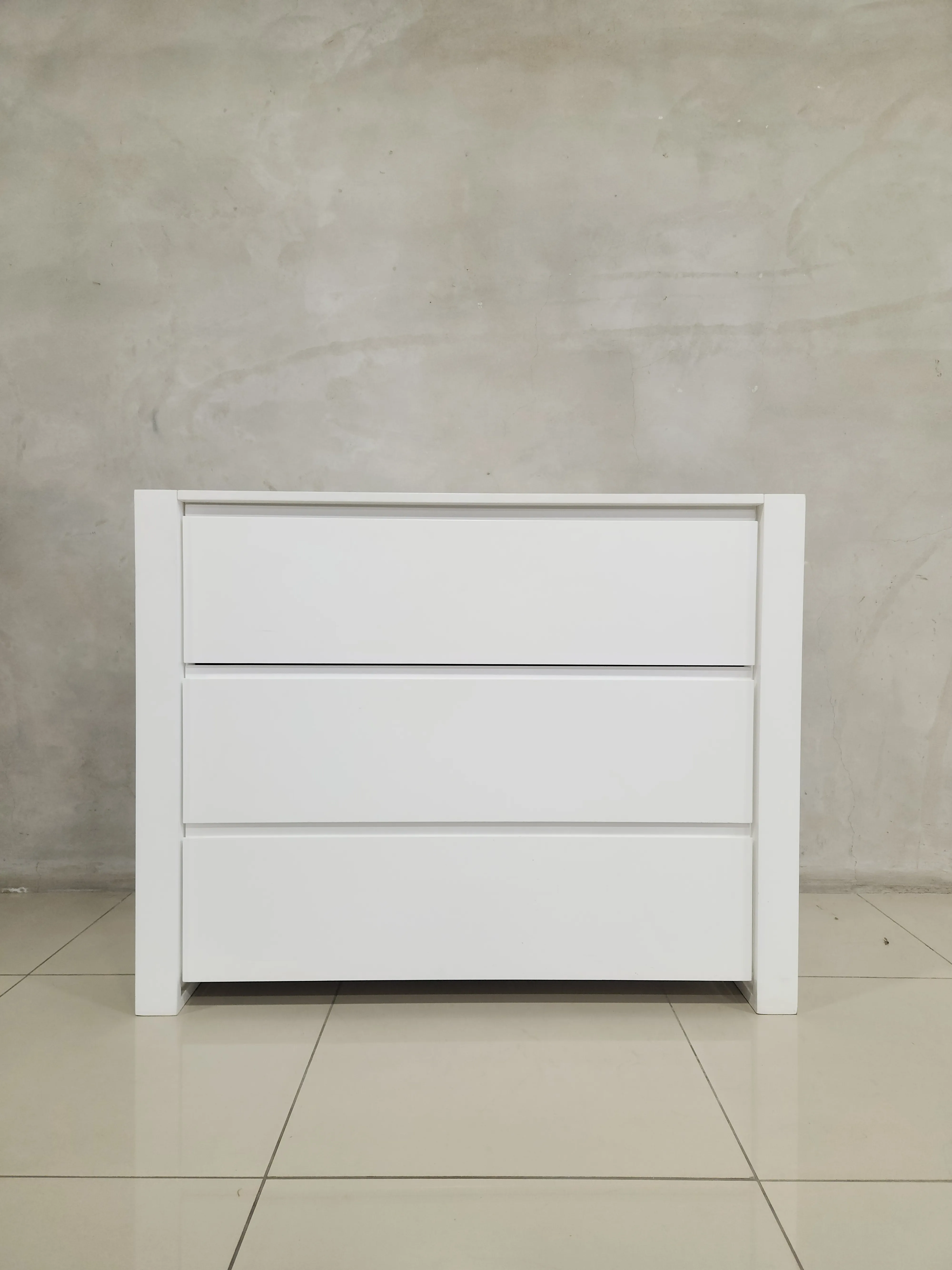 Square frame compactum in white