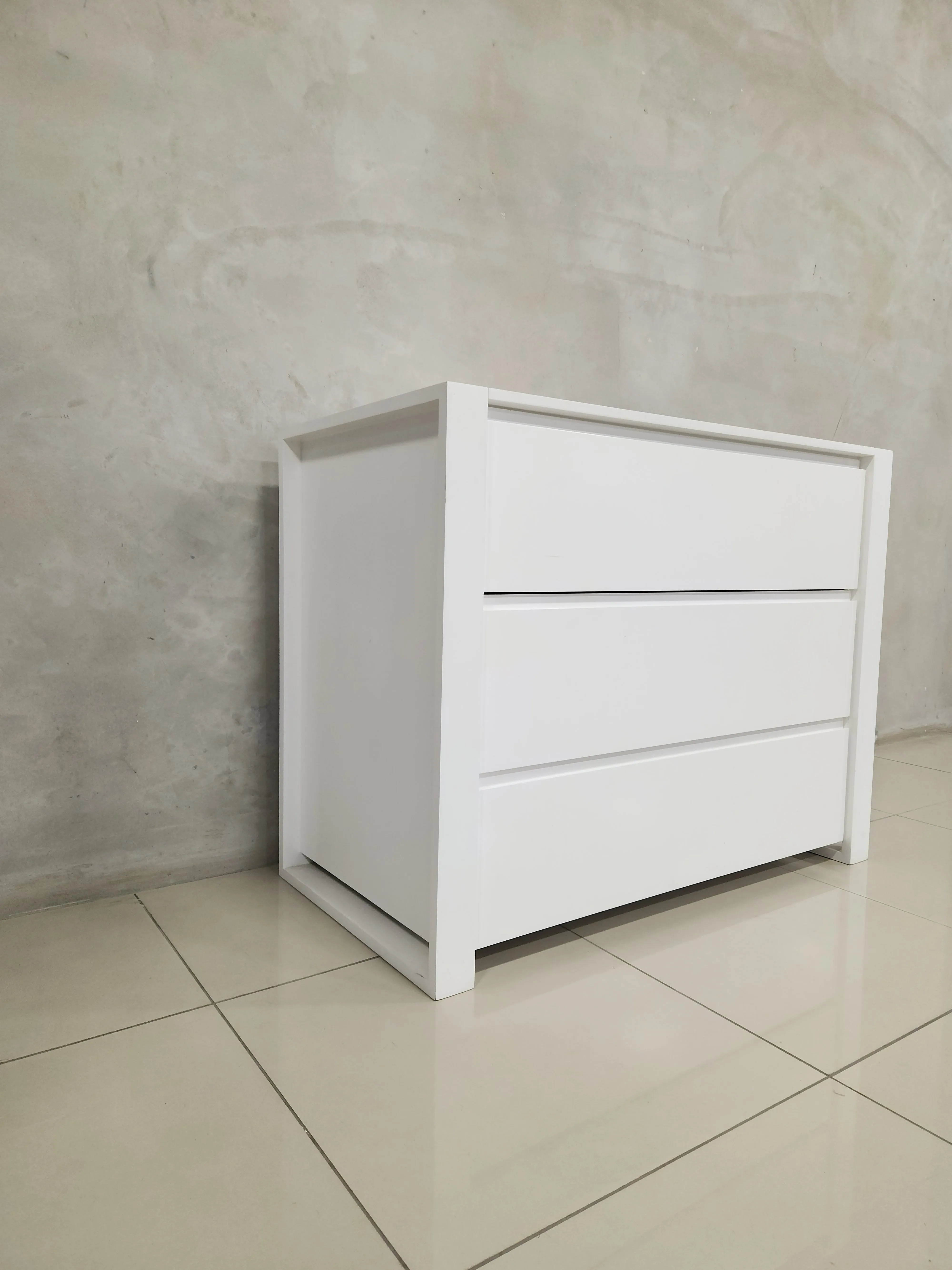 Square frame compactum in white