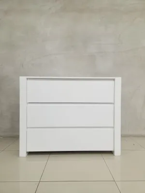 Square frame compactum in white