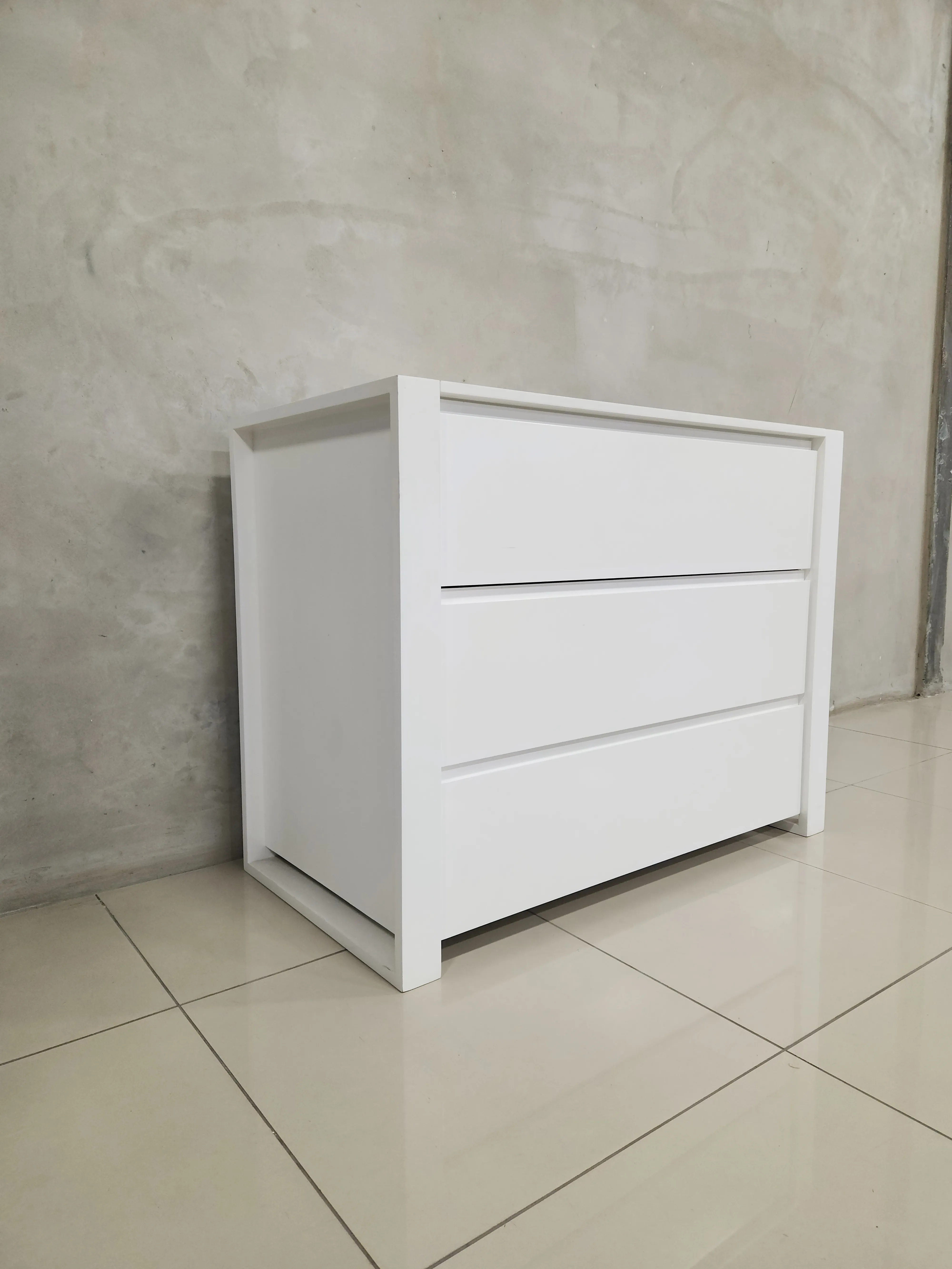 Square frame compactum in white