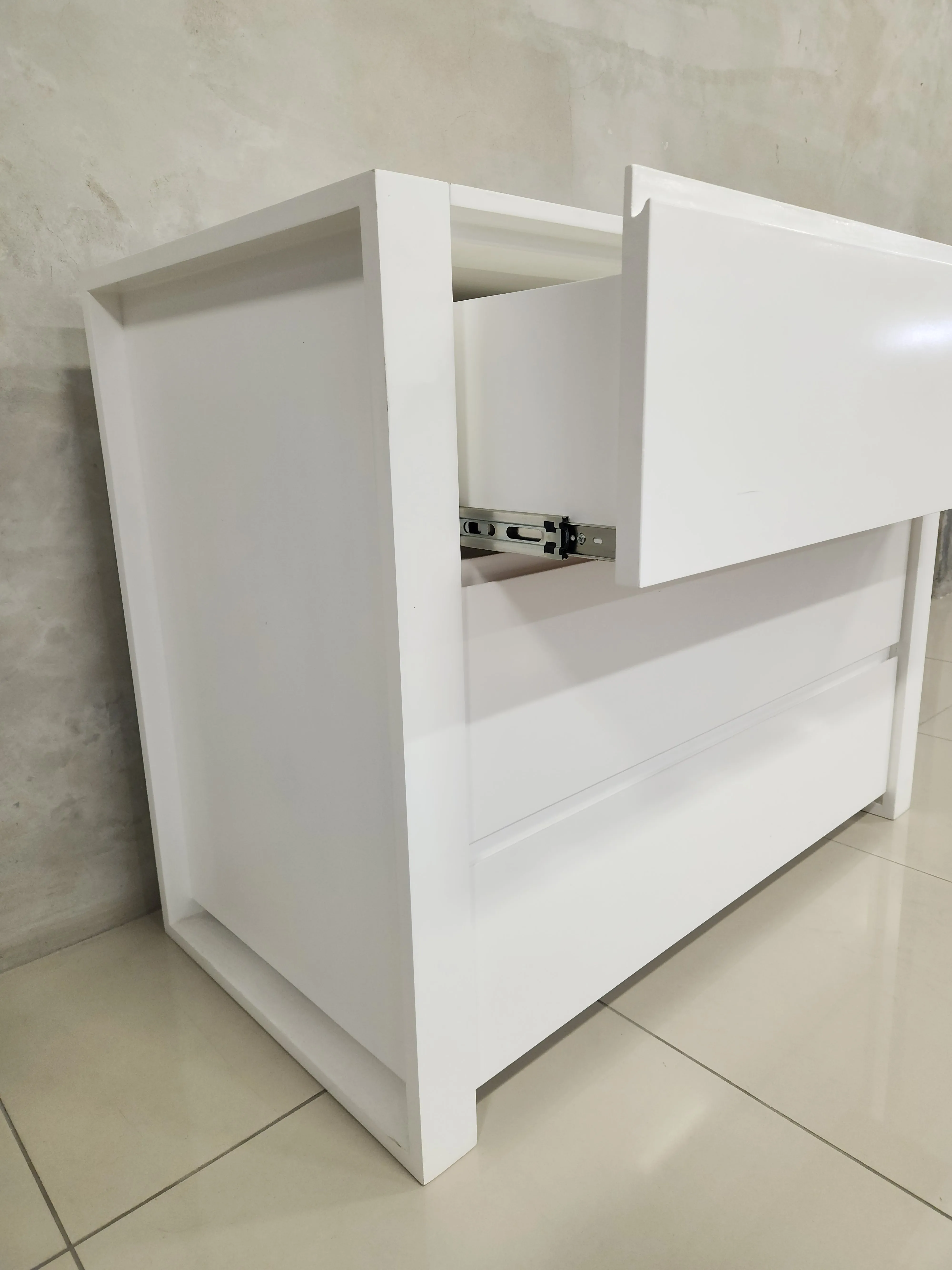 Square frame compactum in white